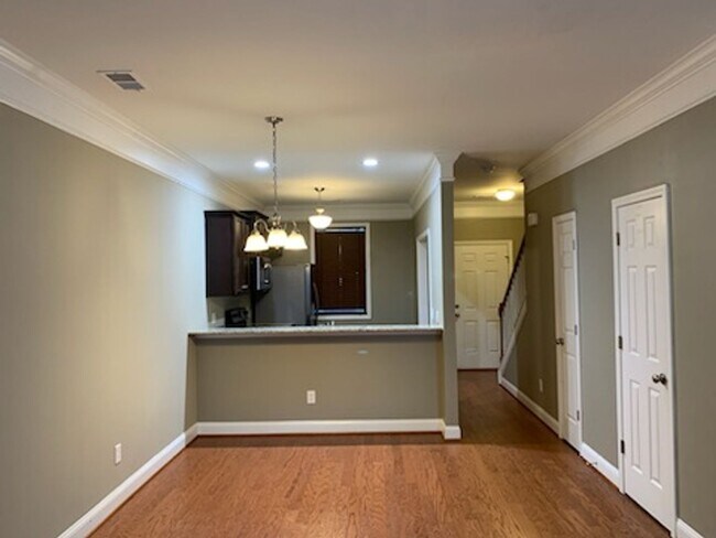 Building Photo - Charming 2 Bedroom, 2.5 Bath Townhouse Available in Hampton Forest!