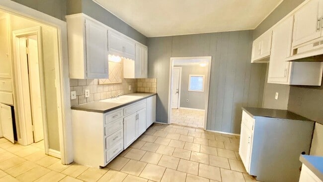 Building Photo - Handyman Special $0 First Month's Rent / “You fix, you SAVE BIG!!” Contact Mayshell for details: ...