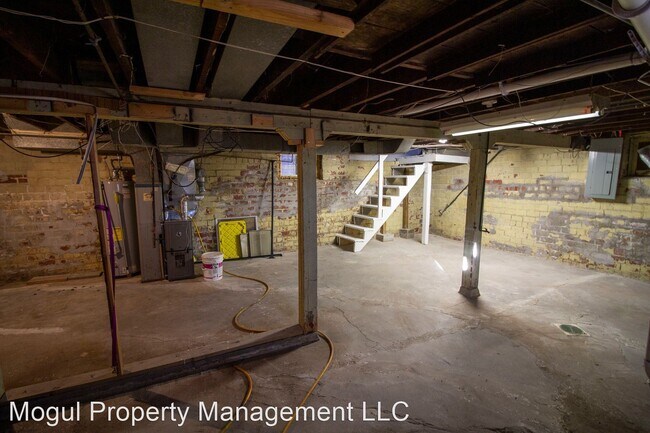 Building Photo - 2 br, 1 bath House - 4058 E Iowa Ave