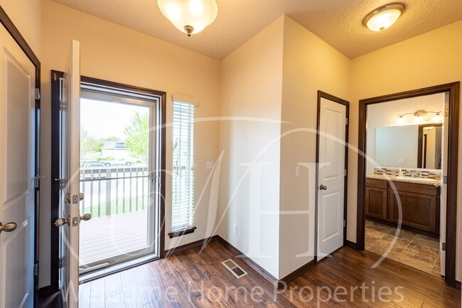 Building Photo - Newer Large Home in Great Neighborhood wit...