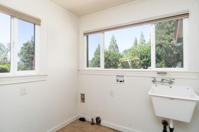 Building Photo - 2010 Outer Limits Ln