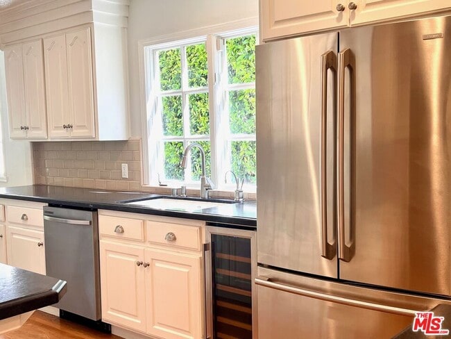 Building Photo - 401 Kings Rd