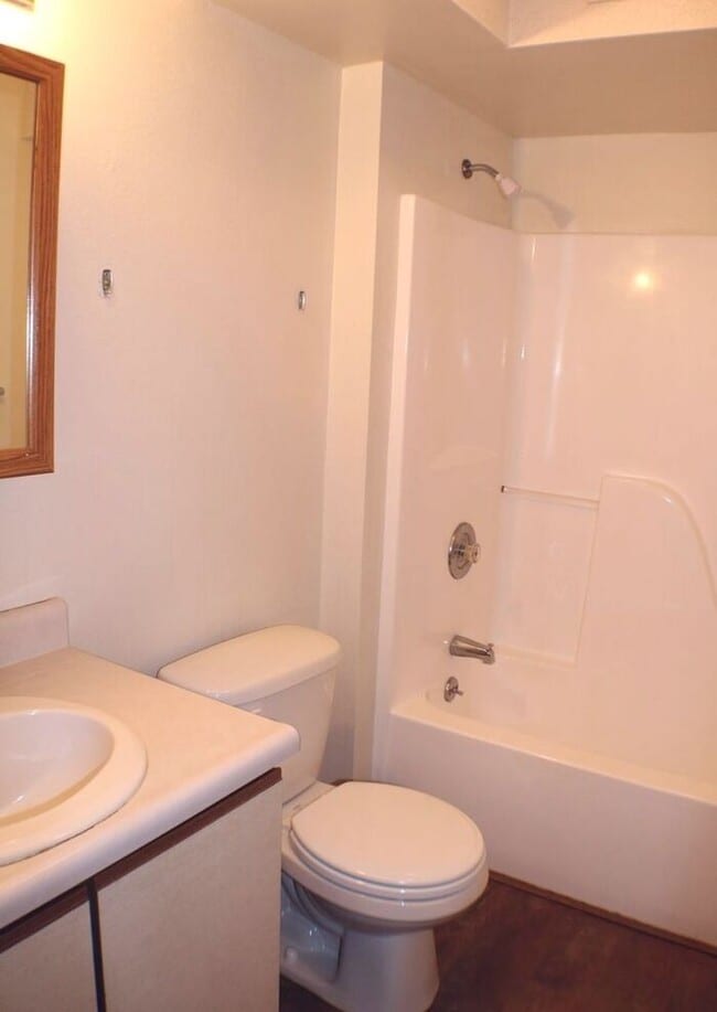Building Photo - $1,095 | 2 Bedroom, 1 Bathroom 2nd Floor C...