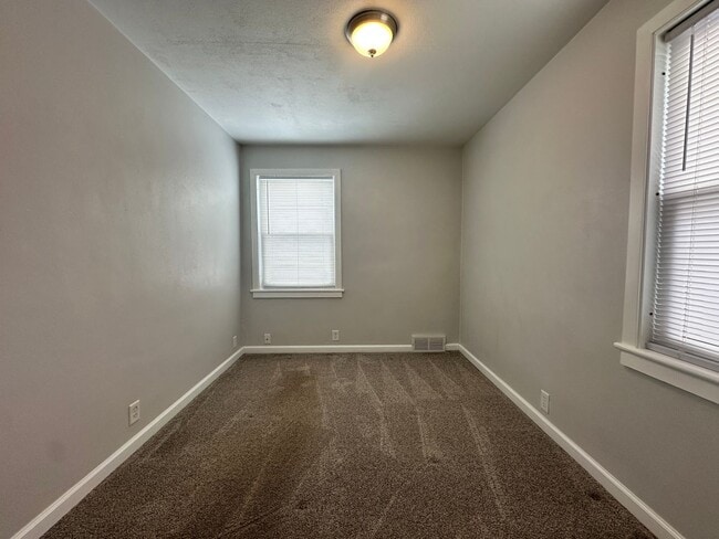 Building Photo - Two Bedroom One Bathroom Available in Battle Creek