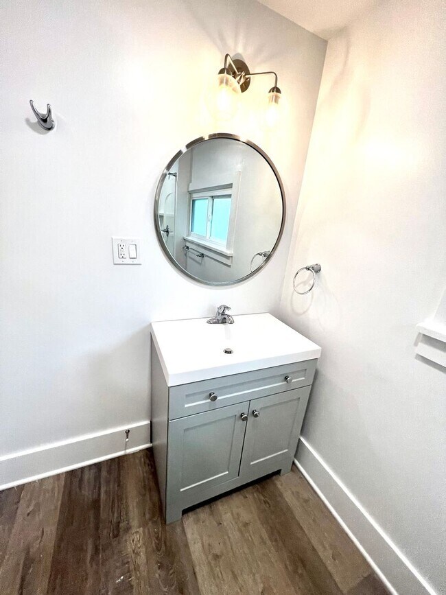 Building Photo - 933 - 320/322 Boggs Avenue