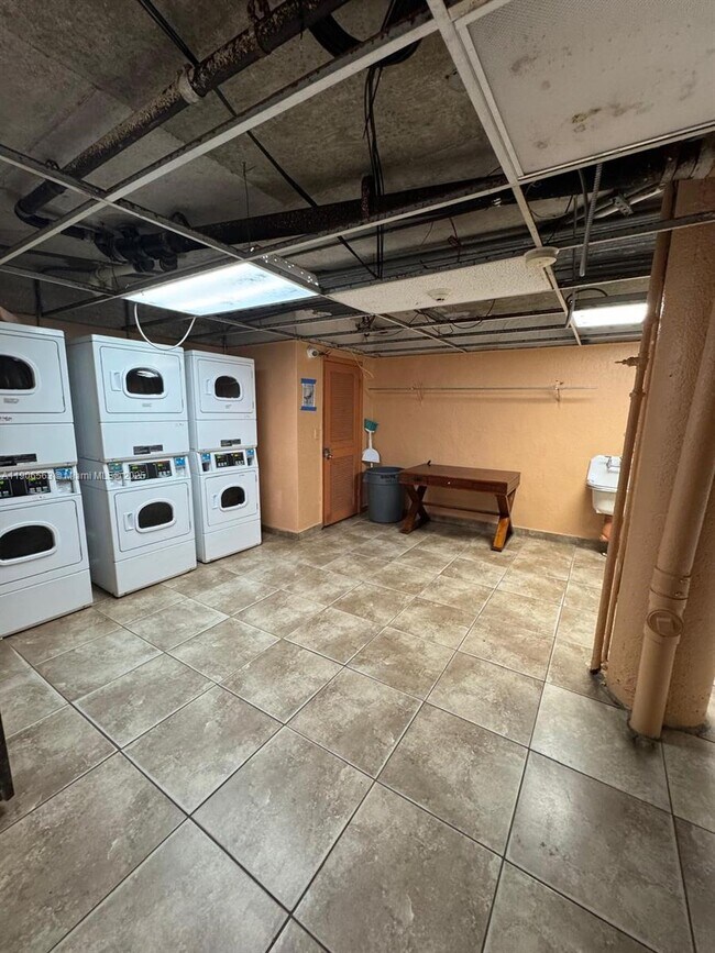 Building Photo - 1910 W 56th St