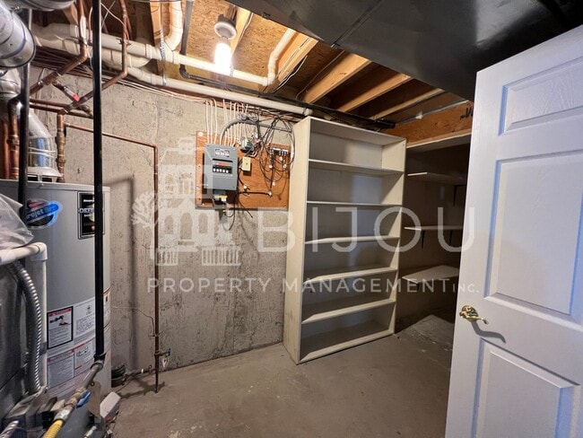 Building Photo - Spacious Rockrimmon Townhome