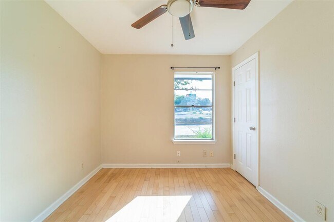Building Photo - 1738 Rutland Dr