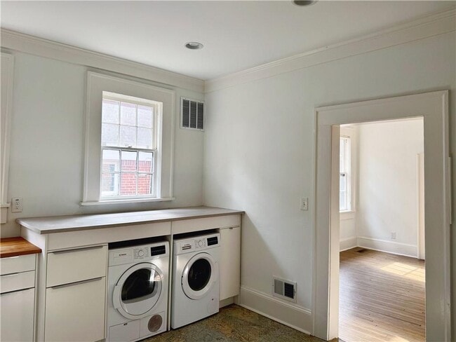 Building Photo - 471 Page Ave NE