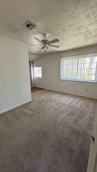 Building Photo - 4640 Clairemont Dr
