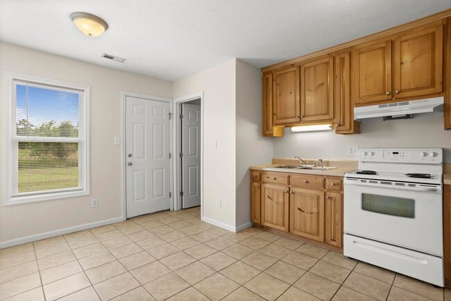 Building Photo - Minutes to Back Gate of Camp Lejeune!