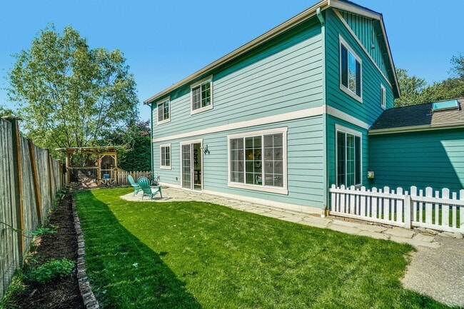 Building Photo - Woodinville Estate's Cozy Home