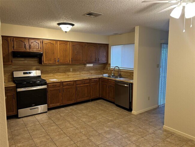 Building Photo - 2114 Lear Ln