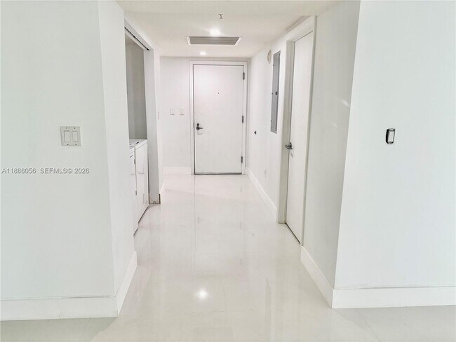 Building Photo - 1800 N Bayshore Dr