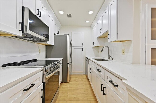 Building Photo - 2201 Pine Heights Dr NE
