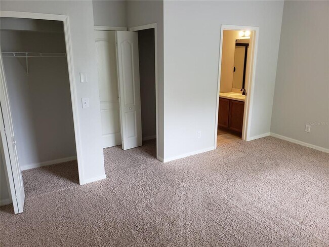 Building Photo - 5870 Fishhawk Ridge Dr