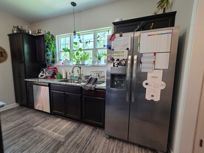 Building Photo - Spacious & Stylish Living Near Camp Lejeune with Expansive Fenced Backyard