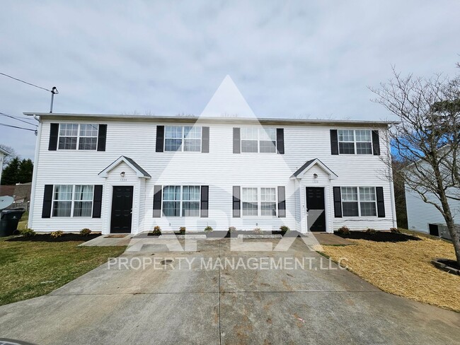 Primary Photo - Beautiful 3 Bd 1.5 Ba Duplex Townhouse in ...