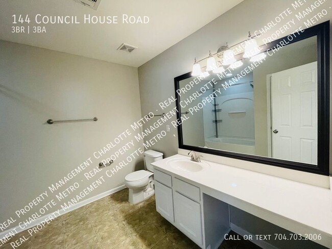Building Photo - Beautiful Townhome in Catawba Village
