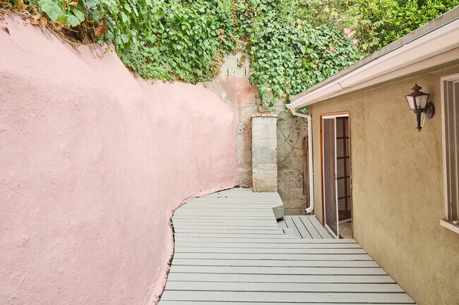 Building Photo - 6148 Glen Holly St
