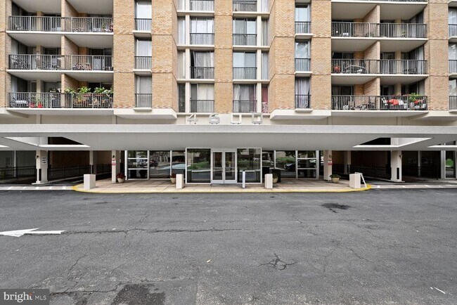 Building Photo - 4600 S Four Mile Run Dr