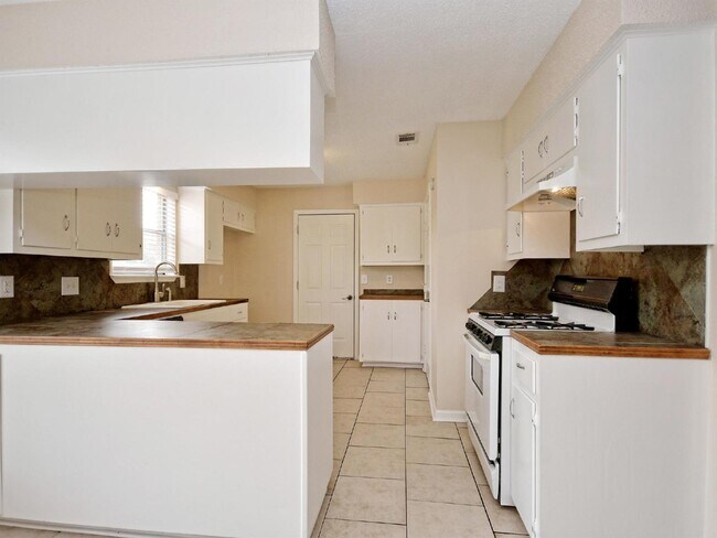 Building Photo - "Charming 3-Bedroom Retreat with 2 Baths i...
