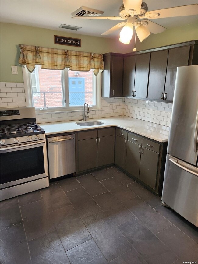 Building Photo - 14 Oakwood Rd