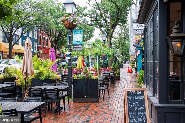 Building Photo - 420 Cook St