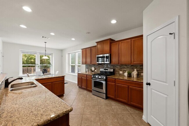 Building Photo - 608 Royal Burgess Dr