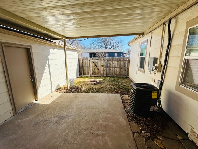 Building Photo - 601 Foster Pl