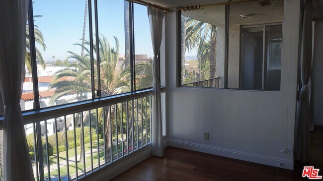 Building Photo - 137 S Palm Dr