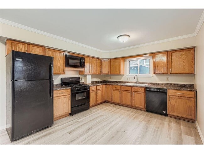 Building Photo - 475 Lawson Ave W