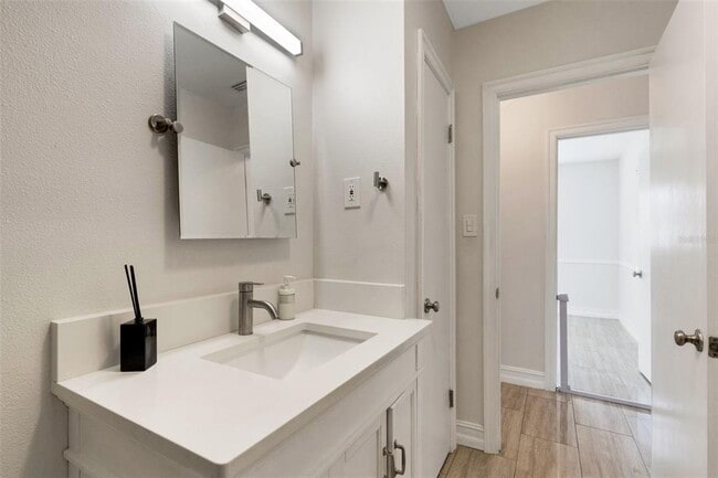 Building Photo - 2914 W Lake Ave