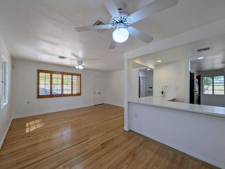 Building Photo - 2443 E Earll Dr