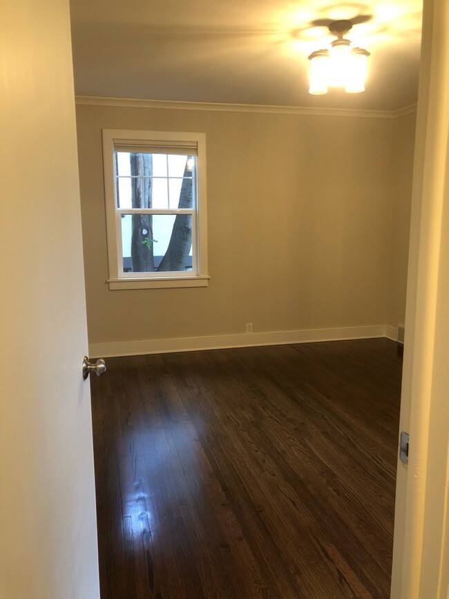 Building Photo - 615 Rice St E