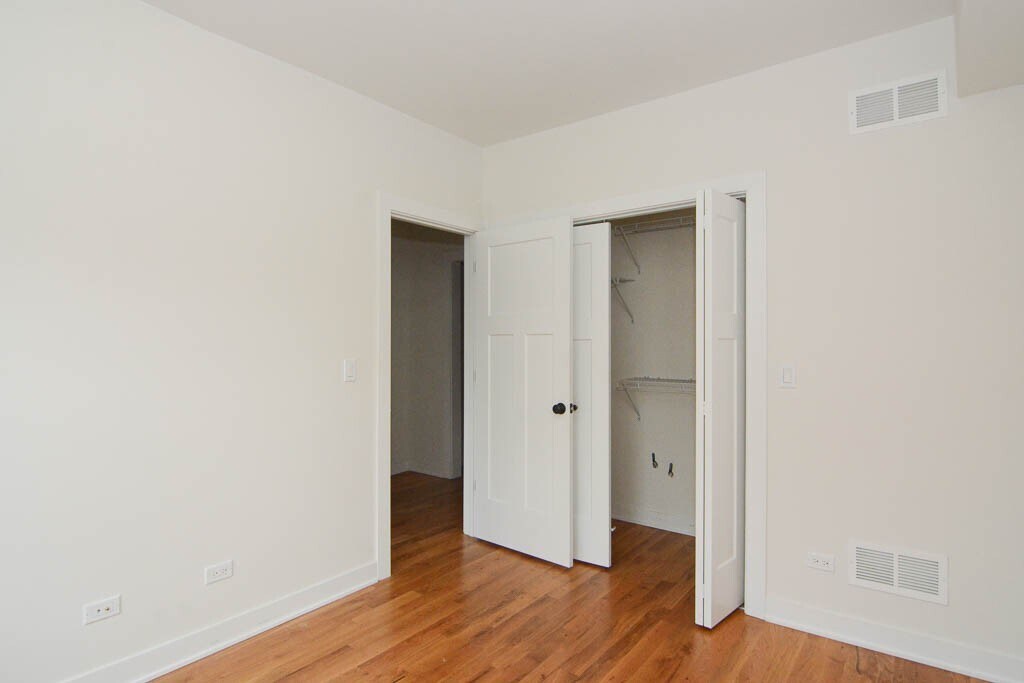 Building Photo - 2207 W Eastwood Ave
