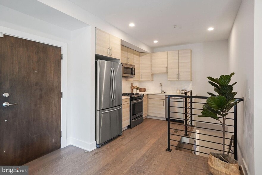 Building Photo - 703 Newton Pl NW