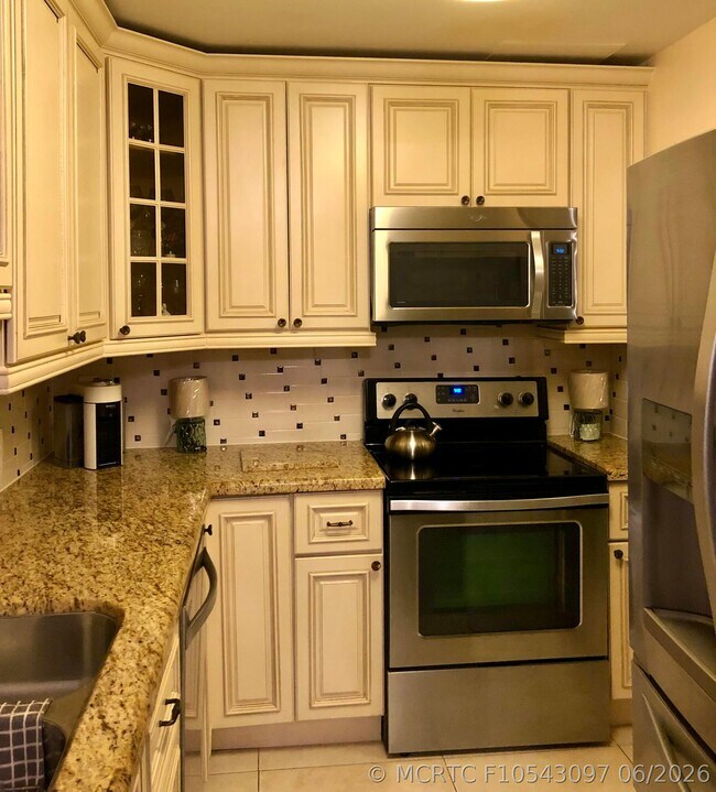 Building Photo - 6407 Bay Club Dr