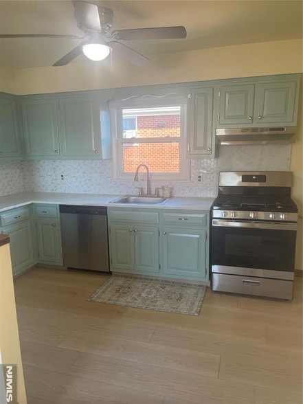 Building Photo - 370 Henry St