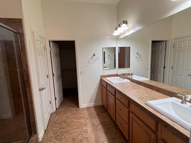 Building Photo - 1133 E Buckingham Ave