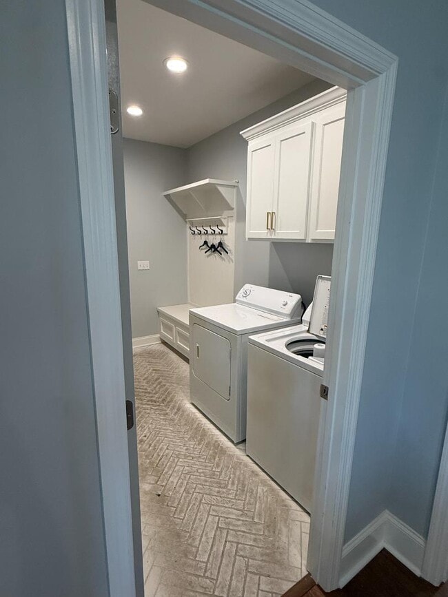 Building Photo - 345 Somers Ln