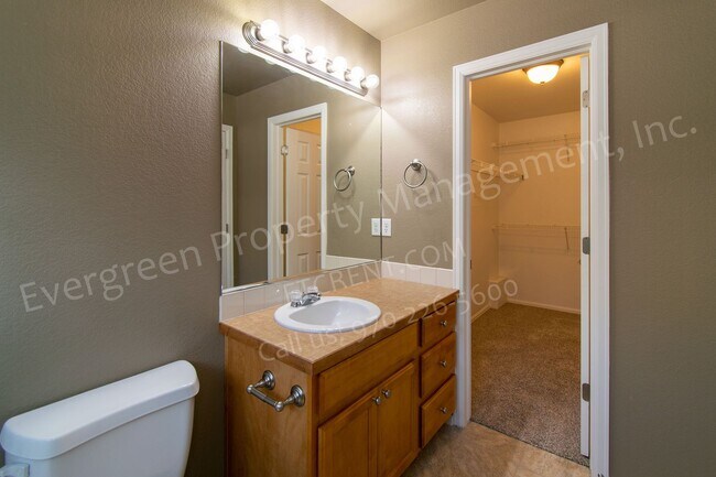 Building Photo - 3 bed, 3 bath Corner Lot in the Maple Hill...