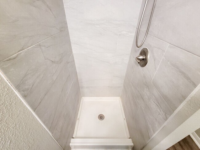 Building Photo - BEAUTIFUL REMODELED 3 BEDOOM LEASE HOME