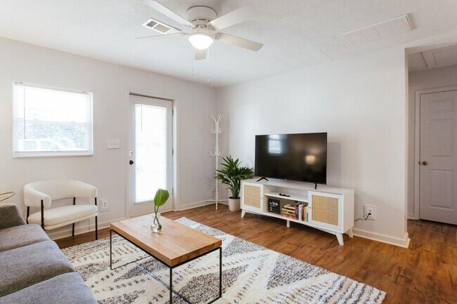 Building Photo - 672 Barber St