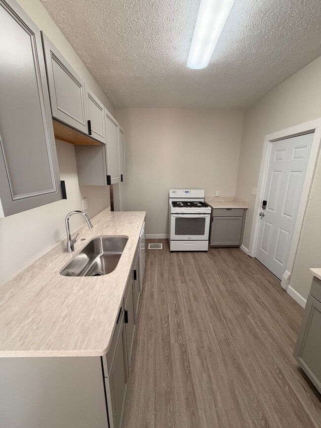 Building Photo - COMPLETELY UPDATED!! 2 bed/1 bath Close to Wexner Medical Center!