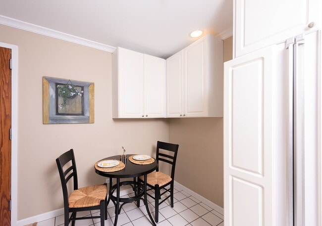 Building Photo - "Charming 2-Bed, 2-Bath Retreat in Northfield's Arbor Lane Oasis!"