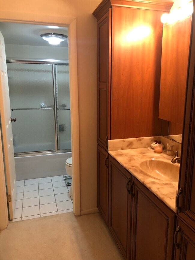 Building Photo - 2150 Valencia Dr