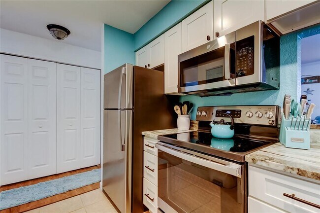 Building Photo - 12261 Sailwinds Dr