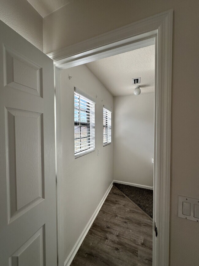Building Photo - Beautiful Townhome