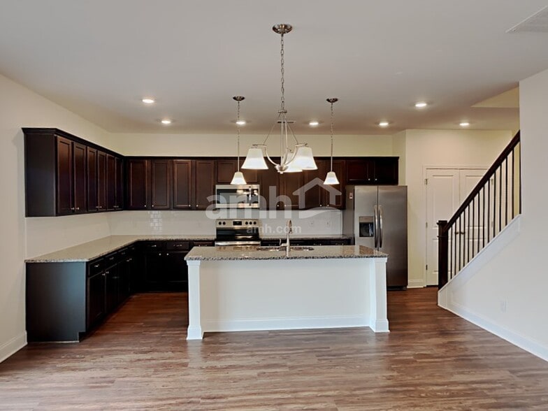 Building Photo - 2000 Bennett Dr